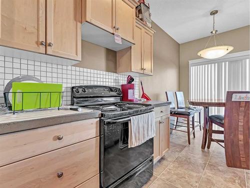 53 Hamptons Way Se, Medicine Hat, AB - Indoor Photo Showing Kitchen