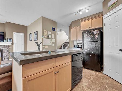 53 Hamptons Way Se, Medicine Hat, AB - Indoor Photo Showing Kitchen