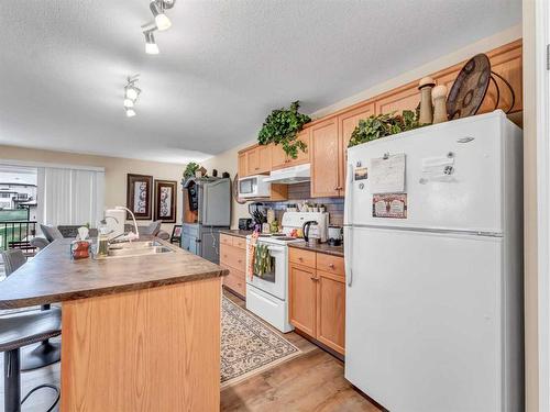 1-102 Sunwood Crescent Sw, Medicine Hat, AB - Indoor Photo Showing Kitchen