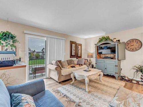 1-102 Sunwood Crescent Sw, Medicine Hat, AB - Indoor Photo Showing Living Room