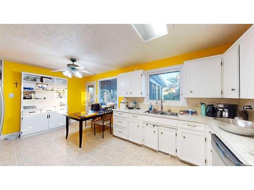 633 6 Street Se, Redcliff, AB - Indoor Photo Showing Kitchen With Double Sink