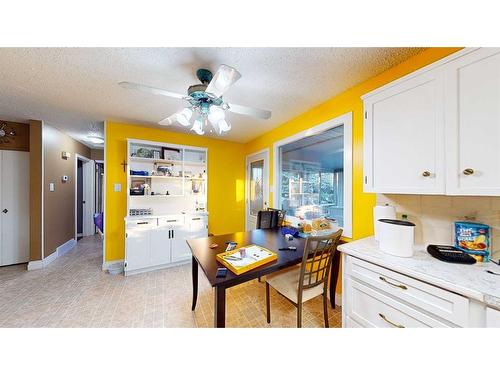 633 6 Street Se, Redcliff, AB - Indoor Photo Showing Kitchen