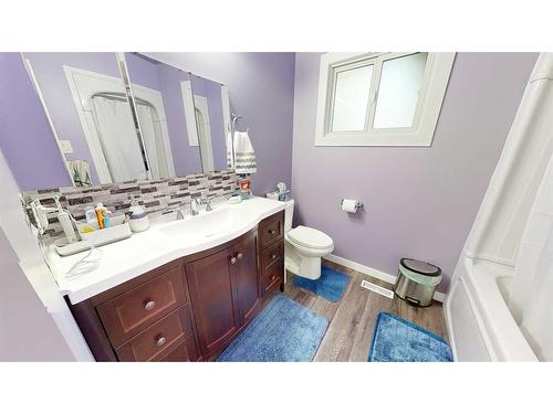 633 6 Street Se, Redcliff, AB - Indoor Photo Showing Bathroom