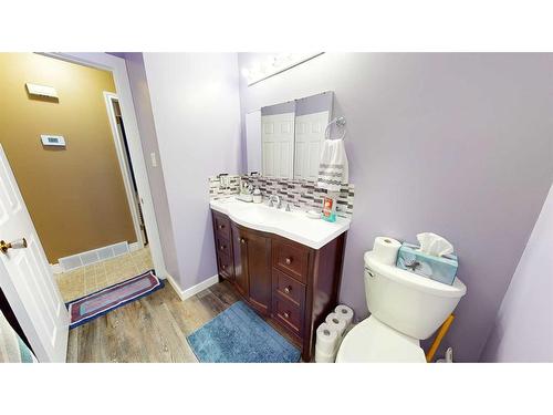 633 6 Street Se, Redcliff, AB - Indoor Photo Showing Bathroom