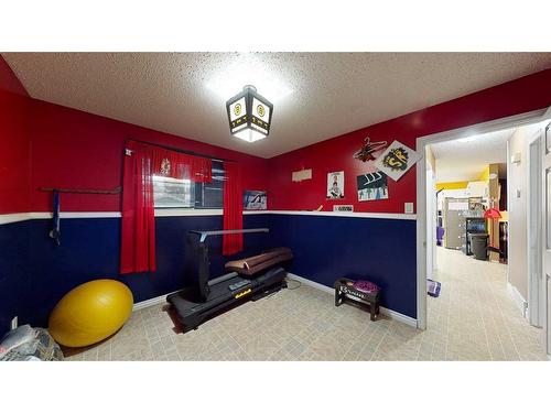 633 6 Street Se, Redcliff, AB - Indoor Photo Showing Other Room