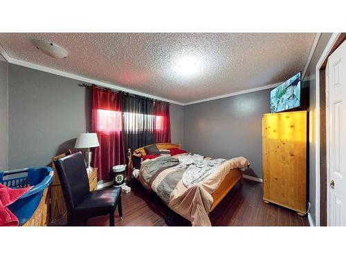 633 6 Street Se, Redcliff, AB - Indoor Photo Showing Bedroom