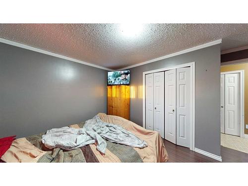 633 6 Street Se, Redcliff, AB - Indoor Photo Showing Bedroom