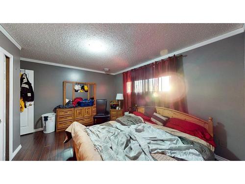 633 6 Street Se, Redcliff, AB - Indoor Photo Showing Bedroom