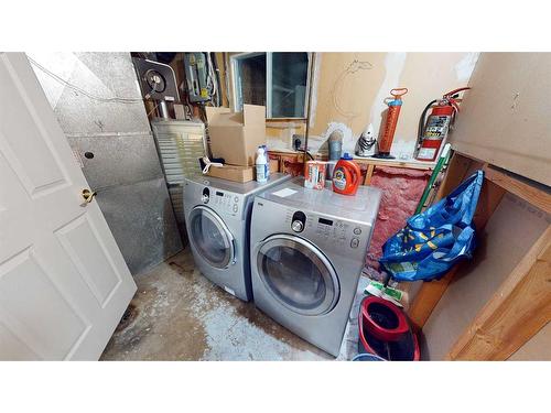 633 6 Street Se, Redcliff, AB - Indoor Photo Showing Laundry Room