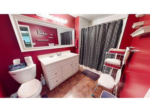 633 6 Street Se, Redcliff, AB - Indoor Photo Showing Bathroom