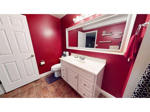 633 6 Street Se, Redcliff, AB - Indoor Photo Showing Bathroom