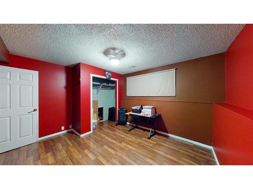 633 6 Street Se, Redcliff, AB - Indoor Photo Showing Other Room