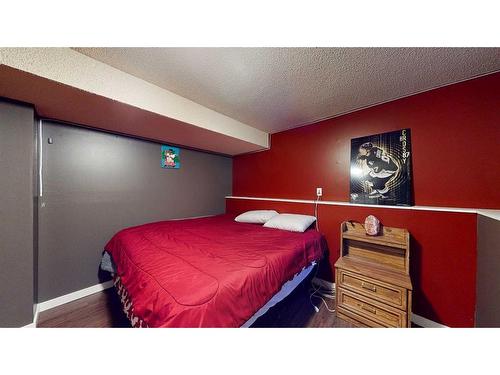 633 6 Street Se, Redcliff, AB - Indoor Photo Showing Bedroom