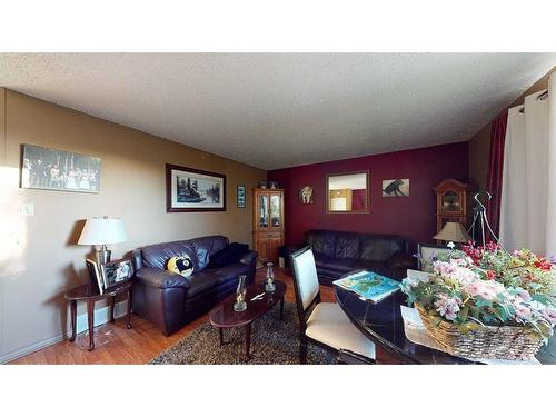 633 6 Street Se, Redcliff, AB - Indoor Photo Showing Living Room