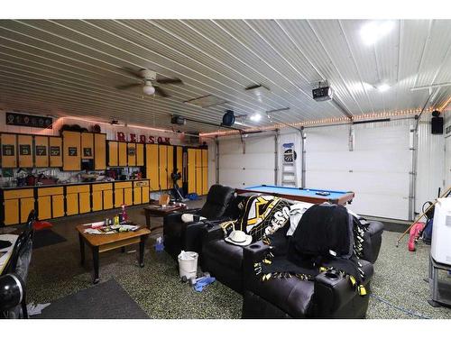 633 6 Street Se, Redcliff, AB - Indoor Photo Showing Garage