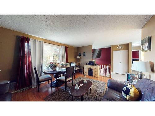 633 6 Street Se, Redcliff, AB - Indoor Photo Showing Living Room