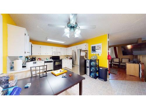 633 6 Street Se, Redcliff, AB - Indoor Photo Showing Kitchen