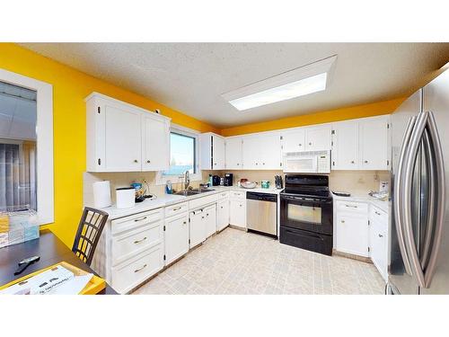 633 6 Street Se, Redcliff, AB - Indoor Photo Showing Kitchen With Double Sink