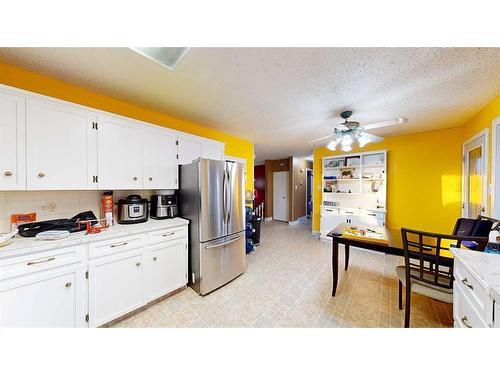 633 6 Street Se, Redcliff, AB - Indoor Photo Showing Kitchen