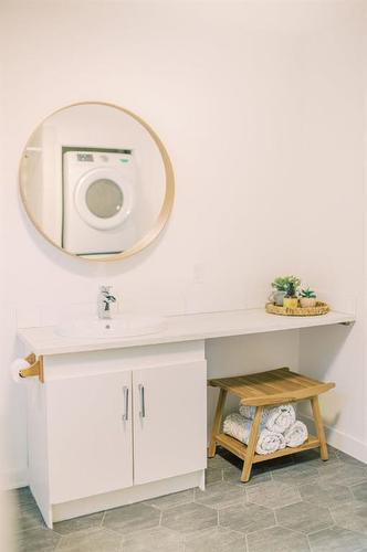 5718 50A Avenue, Stettler, AB - Indoor Photo Showing Bathroom