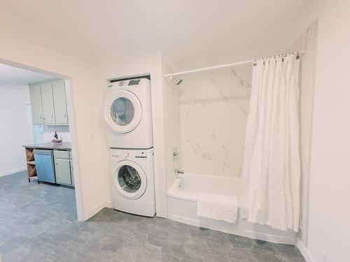 5718 50A Avenue, Stettler, AB - Indoor Photo Showing Laundry Room