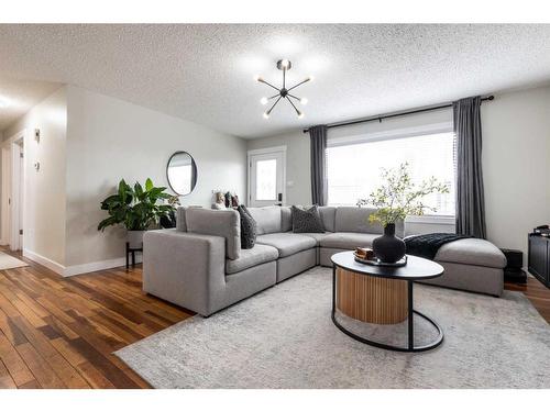 240 Shepherd Crescent Se, Medicine Hat, AB - Indoor Photo Showing Living Room