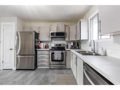 240 Shepherd Crescent Se, Medicine Hat, AB - Indoor Photo Showing Kitchen With Double Sink