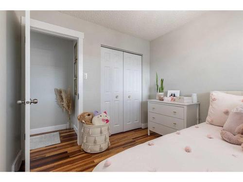 240 Shepherd Crescent Se, Medicine Hat, AB - Indoor Photo Showing Bedroom