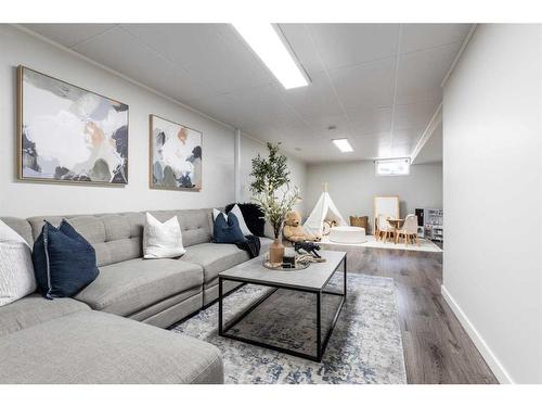 240 Shepherd Crescent Se, Medicine Hat, AB - Indoor Photo Showing Living Room