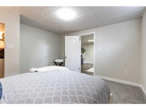 240 Shepherd Crescent Se, Medicine Hat, AB - Indoor Photo Showing Bedroom