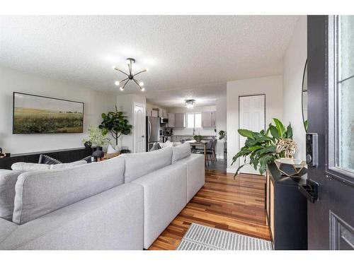 240 Shepherd Crescent Se, Medicine Hat, AB - Indoor Photo Showing Living Room