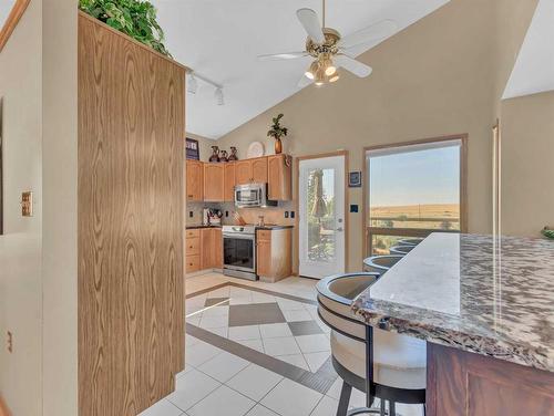 83 Taylor Boulevard Se, Medicine Hat, AB - Indoor Photo Showing Kitchen