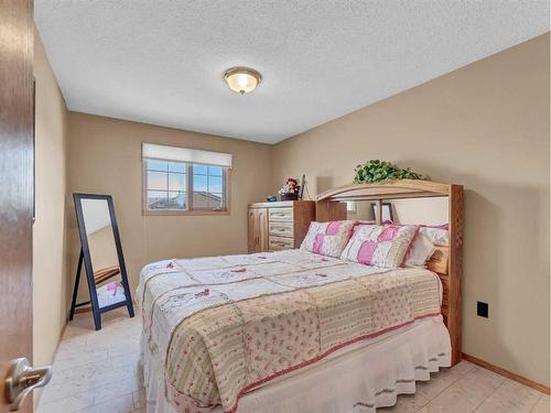 83 Taylor Boulevard Se, Medicine Hat, AB - Indoor Photo Showing Bedroom