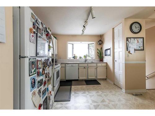 454 Hilton Crescent Ne, Medicine Hat, AB - Indoor Photo Showing Kitchen