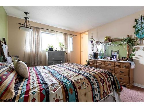 454 Hilton Crescent Ne, Medicine Hat, AB - Indoor Photo Showing Bedroom