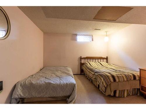 454 Hilton Crescent Ne, Medicine Hat, AB - Indoor Photo Showing Bedroom