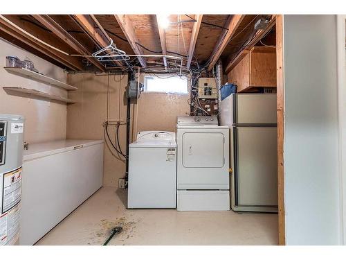 454 Hilton Crescent Ne, Medicine Hat, AB - Indoor Photo Showing Laundry Room