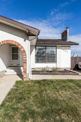 454 Hilton Crescent Ne, Medicine Hat, AB - Outdoor