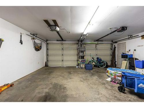 454 Hilton Crescent Ne, Medicine Hat, AB - Indoor Photo Showing Garage