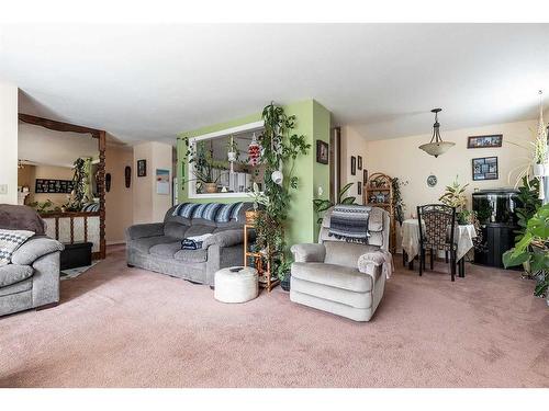 454 Hilton Crescent Ne, Medicine Hat, AB - Indoor Photo Showing Living Room