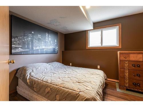 23 Taylor Avenue Se, Medicine Hat, AB - Indoor Photo Showing Bedroom