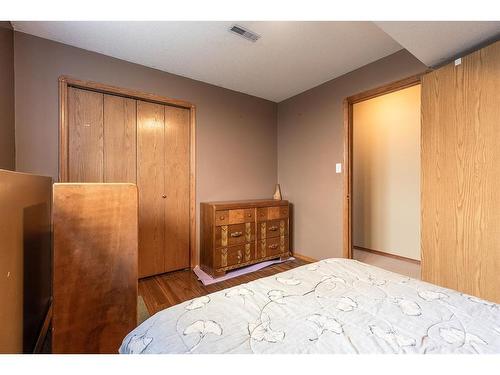 23 Taylor Avenue Se, Medicine Hat, AB - Indoor Photo Showing Bedroom