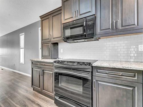 24 Cottonwood Close Sw, Medicine Hat, AB - Indoor Photo Showing Kitchen