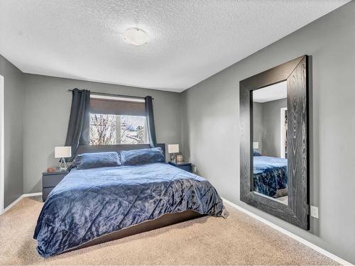 24 Cottonwood Close Sw, Medicine Hat, AB - Indoor Photo Showing Bedroom