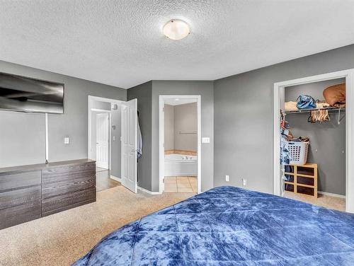 24 Cottonwood Close Sw, Medicine Hat, AB - Indoor Photo Showing Bedroom