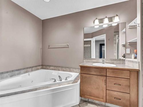 24 Cottonwood Close Sw, Medicine Hat, AB - Indoor Photo Showing Bathroom