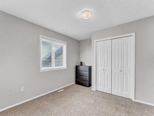 24 Cottonwood Close Sw, Medicine Hat, AB - Indoor Photo Showing Bedroom