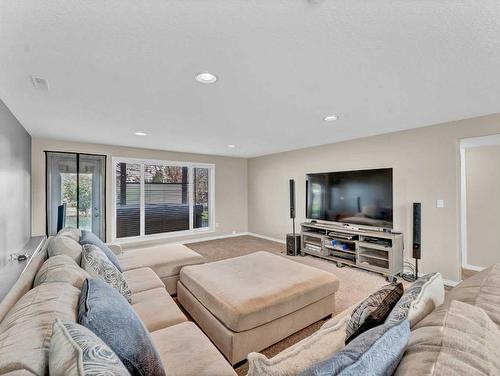 24 Cottonwood Close Sw, Medicine Hat, AB - Indoor Photo Showing Living Room