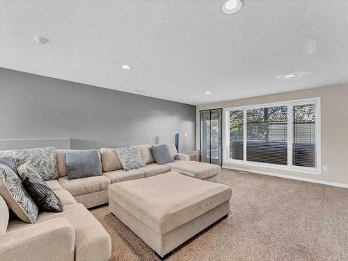 24 Cottonwood Close Sw, Medicine Hat, AB - Indoor Photo Showing Living Room