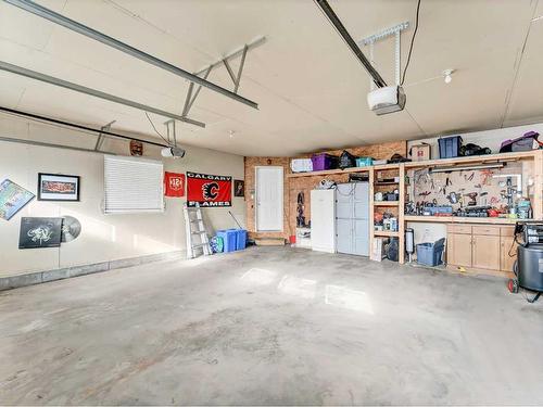 24 Cottonwood Close Sw, Medicine Hat, AB - Indoor Photo Showing Garage